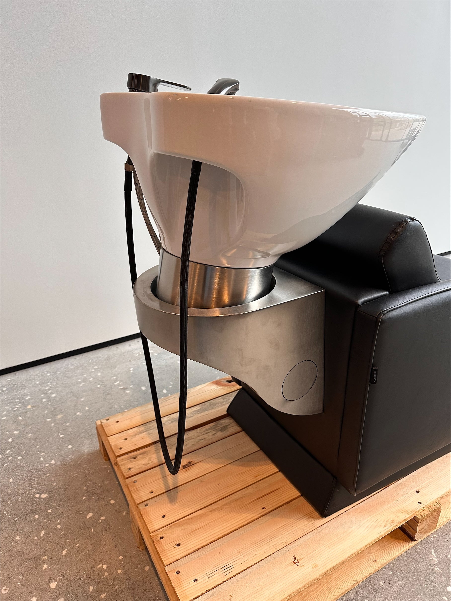 Zippy - Black washing unit - White basin DEMO model